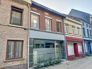 Op zoek naar een veelzijdig pand met commerciële mogelijkheden én een ruime woonst? Dit karaktervolle gebouw in het centrum van Boom biedt het beste van beide werelden!<br /><br /><span>Gelijkvloers:</span><br />Vooraan een ruime winkelruimte met grote etalage, ideaal voor diverse handelszaken.<br />Achteraan een ruim atelier, voorheen gebruikt als bakkerij – perfect voor ambachtelijke beroepen of extra opslag.<br />Aangename koer die extra buitenruimte biedt.<br /><br /><span>Eerste verdieping:</span><br />Gezellige woonkamer en een ruime keuken met aansluitend een zonnig dakterras en prachtig zicht op de tuin van de achterburen.<br />Twee comfortabele slaapkamers en een tussenruimte die diverse mogelijkheden biedt.<br />Badkamer met alle nodige voorzieningen.<br /><br /><span>Tweede verdieping (zolderverdieping):</span><br />Twee zeer grote ruimtes bereikbaar via aparte trappen (voor- en achteraan), die eenvoudig kunnen worden opgedeeld in meerdere kamers.<br />Met een <strong>totale bewoonbare oppervlakte van 314 m² </strong>biedt dit pand eindeloze mogelijkheden: combineer wonen en werken, creëer extra woonunits of maak er een ruim familiehuis van.<br /><br />Toplocatie in Boom!<br />Gelegen in het centrum, met winkels, scholen en openbaar vervoer op wandelafstand. Vlotte verbinding naar Antwerpen en Brussel.<br /><br />Dit pand is <span>onderhevig aan de renovatieverplichting</span> die door de Vlaamse overheid wordt opgelegd voor residentiële gebouwen. <br />Consulteer voor meer informatie :<br />https://www.vlaanderen.be/een-woning-kopen/renovatieverplichting-voor-residentiele-gebouwen<br />Het lage energiepeil kan aangewend worden om bij renovatie gebruik te maken van verschillende renovatiepremies.<br />https://www.vlaanderen.be/premies-voor-renovatie<br /><br />Afmetingen via energiedeskundige.