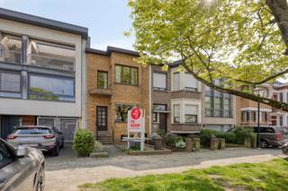 Op een perceel van 135m² in het hart van Deurne vinden we dit karaktervolle huis te koop, gebouwd in 1936. Met een bewoonbare oppervlakte van 167m² biedt deze woning enorm veel potentieel voor wie op zoek is naar een renovatieproject in Deurne. Wie graag zijn eigen stempel drukt op zijn thuis, vindt hier de ideale uitvalsbasis. Indeling van de woning:Kelder:-Souterrain kelderverdiepingGelijkvloers:-Inkomhal-Woonkamer-KeukenEerste verdieping:-Slaapkamer 1-Slaapkamer 2-Slaapkamer 3-BadkamerAchterbouw:-Ruime achterbouwDe grote troeven van dit huis te koop in Deurne:-Karaktervolle woning uit 1936 -Uitstekende ligging nabij het Rivierenhof-Vrijheid om de woning volledig naar eigen smaak in te richtenBen jij geïnteresseerd in dit vastgoed te koop in Deurne? Aarzel dan niet om ons te contacteren. Het Dewaele vastgoedkantoor van Deurne aan de Turnhoutsebaan staat graag tot uw dienst. Had u graag een gratis schatting van uw eigendom? bel ons voor een vrijblijvend gesprek op 03/666.66.66 of mail naar deurne@dewaele.comStedenbouwkundige inlichtingen : in aanvraagEPC Ter Rivierenlaan: 576 kWh / (m²jaar)EPC: 576 kWh/m²EPC: Dit pand is onderworpen aan de renovatieverplichting van de Vlaamse overheid voor residentiële gebouwen (behoudens bij sloop binnen 5 jaar na de aankoop). Consulteer voor meer informatie de website van het Vlaams Energie- en Klimaatagentschap via https://www.vlaanderen.be/een-woning-kopen/renovatieverplichting-voor-residentiele-gebouwenBestuursmaatregelen in het maatregelenregister: nee