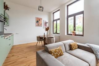 Dit recent volledig gerenoveerd appartement bevindt zich op de tweede verdieping van een klein gebouw.Locatie:Op het Zuid met zowel de gezellige...