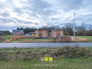 BOUWGROND VOOR HALFOPEN BEBOUWING OP EEN PERCEEL VAN 7A56CA TE MAASEIK.TROEVEN- Rustige ligging.- Inclusief goedgekeurde bouwplannen; de...