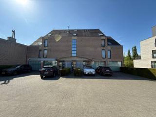 Dit handelspand is gelegen vlakbij het OLV, in de nabijheid van openbaar vervoer en het station. Middels de grote raampartijen en brede gevel, zijn...