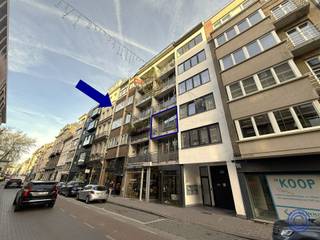 <p><span>Informatie studentenkamer/studio</span></p><p><span>Volledig gemeubelde studio met terras, gelegen op de 2de verdieping met lift! Ruime en lichtrijke leefruimte met directe toegang tot het west geörienteerd terras (avondzon). In de leefruimte is een open keuken met kookeiland, uitgerust met o.a. een elektrische kookplaat, dampkap, microgolf, koelkast met apart vriesvak, etc. Super centrale ligging in Antwerpen met verschillende hippe cafés en restaurants, winkels, etc. op wandelafstand! Parlofoon aanwezig. Maandelijkse kost: 50 EUR (onderhoud en verbruik van lift en de gemene delen). Mis deze kans niet en contacteer ons snel op <span>info@ccimmo.be</span></span><span>!</span></p><p><span> </span></p><p><span>Indeling</span></p><ul><li><span>Knusse leefruimte met veel lichtinval door de brede raampartij.</span></li><li><span>Vanuit de leefruimte heeft u toegang tot het gezellige terras met W-oriëntatie (avondzon).</span></li><li><span>Ingerichte keuken met kookeiland op tegelvloer met o.a. een elektrische kookplaat, dampkap, microgolf, koelkast met vriesvak en spoelbak.</span></li><li><span>Praktische badkamer met douche, wc en lavabomeubel en ingemaakte kast.</span></li><li><span>Gordijnen en verlichting aanwezig.</span></li><li><span>Geen aansluiting voorzien voor wasmachine.</span></li></ul><p><span> </span></p><p><span>Extra's</span></p><ul><li><span>Nieuwe airco met warmtepomp, voor zowel verwarming als verkoeling.</span></li><li><span>Volledig gemeubeld.</span></li></ul><p><span> </span></p><p><span>Huur informatie</span></p><ul><li><span>Huurprijs: 750 EUR.</span></li></ul><ul><li><span>Algemene kosten: 50 EUR/maand voor onderhoud lift en verbruik gemeenschappelijke delen.</span></li></ul><ul><li><span>Verbruik: individuele meters voor water, gas en elektriciteit.</span></li></ul><ul><li><span>Beschikbaarheid: overeen te komen.</span></li></ul><ul><li><span>Waarborg: 3 maanden.</span></li></ul><p><span> </span></p><ul><li><span>Opmaak ingaande plaatsbeschrijving 100 EUR excl. BTW.</span></li><li><span>Opmaak inventarislijst 100 EUR excl. BTW.</span></li><li><span>Verplichte aansluiting brandpolis door huurder.</span></li></ul><p><span> </span></p><p><span>Gebouw</span></p><ul><li><span>Gebouw bestaande uit 2 winkels op de gelijkvloerse verdieping en 5 verdiepen met in totaal 20 studio's/appartementen.</span></li></ul><ul><li><span>Parlofoon aanwezig.</span></li><li><span>Lift aanwezig.</span></li></ul><p><span> </span></p><p><span>Ligging</span></p><ul><li><span>Gelegen in de dichte nabijheid van het Mechelseplein en Theaterplein.</span></li><li><span>Op wandelafstand van het Theaterplein, de Leopoldplaats, supermarkten, ...</span></li><li><span>Verschillende leuke cafés, restaurants en winkels in de directe omgeving.</span></li><li><span>Openbaar vervoer voor de deur.</span></li><li><span>MOBISCORE: 9,7/10</span></li></ul><p><span> </span></p><p><span>*De informatie in deze prospect is ter informatieve titel: de kandidaat-huurders moeten hun eigen zaak maken van het verkrijgen, controleren en interpreteren van deze informatie.</span></p>