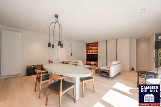 Ruim en zeer luxueus hoekappartement in standingvolle villaresidentie, genietend van een open zicht op de villa's in het Zoute en de Lammekenslaan, zuidelijk georiënteerd. 
Indeling: inkom met vestiaire en toilet, grote open leefruimte (salon en eetkamer) en mooie terassen (zuidgericht), volledig uitgeruste keuken, 3 slaapkamers, 3 badkamers, berging. Luxe afwerking met prachtige materialen. Mogelijk aankoop dubbele parking in de residentie, privatieve kelder en fietsenberging.  Bezoekersparking. 
EPC 181 - UC 20180508-0002056512-1 