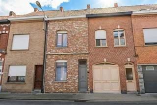 Rijwoning - Inkom, leefruimte, keuken met toestellen, badkamer met wastafel, douche en toilet. Ruim zonnig terras met achtergelegen berging. Op de eerste verdieping twee ruime slaapkamers. Op de zolderverdieping (geïsoleerd en afgewerkt) een derde ruime slaapkamer. Op alle plaatsen dubbele beglazing, rolluiken. De woning is voorzien van zonnepanelen.