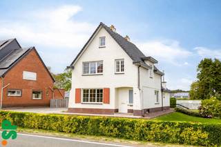 Te renoveren woning op een perceel van 4.732,55 m². <br /><br />Deze gezinswoning verwelkomt je via een inkomhal die leidt naar een lichtrijke en aangename leefruimte, met aansluitend een gezellige eethoek. Voorts kom je uit in de keuken, van waaruit je de kelder kan betreden, wat zorgt voor extra opbergruimte. Voorts is er ook nog een berging met aansluiting voor de wasmachine hierna bevindt zich ook een apart toilet en de badkamer met douche. <br /><br />De eerste verdieping telt 3 volwaardige slaapkamers, alsook een berging die ingericht kan worden als dressing.<br /><br />Buiten bevindt zich een gezellig terras, met aansluitend de garage/bergruimte. Verder beschikt de woning over een ruime tuin die achteraan in verbinding staat met een aangrenzende bouwgrond.<br /><br />Deze bouwgrond biedt diverse mogelijkheden en is uitermate geschikt voor vrije beroepen, maar ook voor het houden van dieren, zoals paarden of andere landbouw- en hobbydieren.<br />De woning zelf beschikt over aanzienlijk potentieel en biedt bovendien de mogelijkheid tot uitbreiding met een kantoorruimte, wat ze extra interessant maakt voor zelfstandigen of mensen met een beroepsactiviteit aan huis.<br /><br />Het pand is centraal gelegen in Zittaart, Meerhout met uitstekende verbinding met de E313.<br /><br />EPC F: 929 Kwh/m²<br /><br />Voor meer informatie of een bezoek ter plaatse, kan u contact opnemen met IMMO SP via 014 59 10 20 of mailen naar jill@immosp.be. Benieuwd naar de waarde van uw eigen woning? Vraag vrijblijvend een gratis verkoopanalyse aan – wij helpen u graag verder!