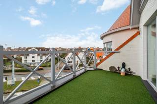Gelegen op de tweede verdieping van de stijlvolle residentie Maryland onderscheidt deze penthouse zich door een uitzonderlijke gevelbreedte van ca. 20 meter — een zeldzaam gegeven dat garant staat voor panoramische zichten, maximale lichtinval en een uitgesproken ruimtelijk gevoel.<br /><br />Het appartement is rechtstreeks toegankelijk via de lift, wat bijdraagt aan het exclusieve karakter en het wooncomfort.<br /><br />De leefruimte met gashaard wordt omkaderd door een bijzonder spel van raampartijen over de volledige breedte, waardoor binnen en buiten visueel in elkaar overvloeien. Het resultaat is een open en lichtrijke woonbeleving met een sterk architecturaal karakter.<br /><br />Aansluitend bevindt zich het zonneterras waar u in alle rust geniet van de middag- en avondzon. De naastgelegen bureauruimte kan flexibel worden ingericht als thuiskantoor, leeshoek of extra polyvalente ruimte, afhankelijk van uw woonbehoeften.<br /><br />De maatwerkkeuken is volledig uitgerust en sluit harmonieus aan op de eetruimte, wat zorgt voor een functionele en tegelijk esthetische indeling.<br /><br />De penthouse beschikt over twee volwaardige slaapkamers, elk met een eigen badkamer — een configuratie die zowel comfort als privacy waarborgt.<br /><br />Doorheen de jaren werd het appartement zorgvuldig onderhouden en kwalitatief geüpgraded, met aandacht voor tijdloze materialen en duurzame afwerking. Verder is er een afzonderlijke technische berging met aansluiting voor was- en droogvoorzieningen.<br /><br />Fietsen kunnen veilig worden gestald in de inpandige fietsenberging van de residentie.<br /><br />Een eigendom met dergelijke gevelbreedte, lichtinval en functionele indeling komt zelden op de markt.<br /><br />Voor bijkomende informatie of een plaatsbezoek, bel ons op 050 60 60 78 of via mail info@immonano.be.