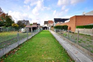 Op wandelafstand van het centrum van Avelgem treffen we deze halfopen bebouwing! Tal van winkels, horecazaken, scholen en openbaar vervoer...