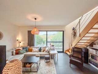 Ruim duplexappartement met twee slaapkamers, twee autostaanplaatsen en kelderberging. Residentie Zonneveld - Bouwjaar 2013 - EPC 99 kWh/m²<br /><br />Indeling: inkomhal met toilet, lichtrijke woonkamer met leuk vergezicht, wasplaats, volledig geïnstalleerde keuken met eethoek. Op de verdieping bevindt zich een ingerichte badkamer met lavabo, ligbad en douche, twee slaapkamers, een berging/dressing en een toilet. Het appartement beschikt over een bewoonbare oppervlakte van 102 m². <br />Op de -1 verdieping is er een autostaanplaats en kelder horende bij het appartement. Langs de Oude Tervuursebaan is er tevens een extra autostaanplaats voorzien.<br /><br />Het appartement is ingericht en afgewerkt met kwalitatief hoogwaardige materialen. Huurprijs: 1.120 euro/maand + 80 euro gemeenschappelijke kosten. Het appartement is beschikbaar vanaf 01/11/2026. <br /><br /><br />Meer info? linda@immogve.be of 016/56.56.14<br /><br />Dit kleinschalig appartementsgebouw is geografisch en strategisch supergunstig gelegen tov van de aansluiting met de E40, UZ Gasthuisberg, Imec en het centrum van Leuven en Bertem.