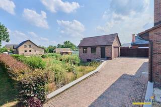 <p><span>Deze gelijkvloerse woning is werkelijk instapklaar</span></p><p><span> </span></p><p><span>Op de benedenverdieping vinden we klassiek de hal, leefruimte en de keuken. Verder is er een ruime veranda die uitgeeft op de zuidgerichte tuin en een ruime slaapkamer. Bovendien is er een apart gastentoilet.</span></p><p><span>Ook de badkamer bevindt zich op de begane grond.</span></p><p><span>Mits het plaatsen van een vaste trap, kan u de 2 reeds ingerichte kamers op zolder gebruiken.</span></p><p><span>Achteraan geniet u van een ruim perceel grond met een grote vrijstaande garage.</span></p><p><span> </span></p><p><span>Technisch:</span></p><p><span>+ volledig voorzien van kruipkelder</span></p><p><span>+ geen renovatieverplichting</span></p><p><span>+ asbestveilig!</span></p><p><span> </span></p><p><span>Disclaimer: op de foto’s werden de muren en plafonds wit gemaakt met behulp van AI. Aan de constructie werd niets aangepast.</span></p><p><span>Bestuursmaatregelen in het maatregelenregister: nee</span><span> </span></p><p><span> </span></p>