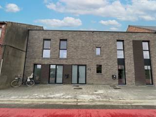 Bent u op zoek naar een moderne, energiezuinige en instapklare woning op een uitstekende locatie? Dit gezellige huis te huur in Hasselt combineert hedendaags wooncomfort met een rustige ligging en een aangename groene tuin.<br /><br />Dankzij de gunstige ligging nabij het centrum van Hasselt geniet u van een vlotte bereikbaarheid en bevinden winkels, scholen, het station en openbaar vervoer zich op korte afstand.<br /><br />Indeling van de woning:<br />- Inkomhal<br />- Toilet<br />- Lichtrijke leefruimte<br />- Volledig uitgeruste keuken<br />- praktische berging <br />- 3 slaapkamers<br />- Badkamer met ligbad en douche<br />- Terras met aangename groene tuin<br /><br />Troeven:<br />- Moderne uitstraling en instapklaar<br />- Energiezuinige woning<br />- Rustige en aangename ligging<br />- Fijne groene tuin met terras<br />- Nabij het centrum en station van Hasselt<br />- Winkels, scholen en openbaar vervoer in de buurt<br />- Vlotte bereikbaarheid<br /><br />Deze woning in Hasselt is ideaal voor wie op zoek is naar een comfortabele huurwoning met een goede ligging en een aangename buitenruimte.<br /><br />De snelste manier om een bezoek te brengen aan deze woning? Vraag je bezoek aan via de rode knop op onze website (www.dewaele.com).<br /><br />Telefonisch kunnen er geen afspraken gemaakt worden. Bij andere vragen kun je ons telefonisch contacteren via 011 30 50 50.<br /><br />Tot binnenkort