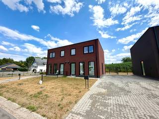 Ben je op zoek naar een splinternieuw, duurzaam en modern huis in Limburg? Deze woning in Leopoldsburg combineert hedendaags wooncomfort met een uitstekende ligging. Het betreft een halfopen bebouwing die als nieuwbouw volledig voldoet aan de strengste energienormen, waardoor het pand bijzonder energiezuinig is.<br /><br />De ligging biedt een vlotte verbinding naar de belangrijkste invalswegen en het levendige centrum van Leopoldsburg, wat het de ideale uitvalsbasis maakt voor gezinnen en koppels die op zoek zijn naar rust én comfort.<br /><br />Indeling :<br /><br />Gelijkvloers: <br /><br />- inkomhal <br />- woonkamer <br />- keuken <br />- toilet <br />- berging <br />- tuin met terras <br /><br />Verdiep +1: <br /><br />- nachthal<br />- 3 slaapkamers <br />- badkamer <br />- berging <br /><br />Extra info:<br /><br />- bovenverdieping voorzien van een airco<br />- EPB: +A<br /><br /><br />De snelste manier om een bezoek te brengen aan deze woning? Vraag je bezoek aan via de rode knop op onze website (www.dewaele.com).<br /><br />Telefonisch kunnen er geen afspraken gemaakt worden. Bij andere vragen kun je ons telefonisch contacteren via 011 30 50 50.<br /><br />Tot binnenkort!