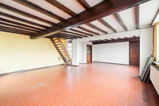 <p>Charmante te renoveren fermette met POTENTIEEL, 2 garages, oprit en leuke tuin met authentieke bakoven! Deze karaktervolle woning (bouwjaar 1930) biedt mooie volumes en tal van mogelijkheden voor wie op zoek is naar een renovatieproject met charme.<br /><br />INDELING:<br />Gelijkvloers: inkomhal, apart toilet, bureau, leefruimte en eetplaats met open haard, keuken (gedeeltelijk geïnstalleerd), wasruimte met douche en dubbele garage.<br />Verdieping: nachthal, 2 ruime slaapkamers, mogelijkheid tot het inrichten van een 3de slaapkamer, apart toilet en badkamer met ligbad.<br />Buiten: aangename tuin met authentieke bakoven, oprit met meerdere parkeerplaatsen, stenen tuinhuis. Zolder aanwezig, momenteel in gebruik als bergruimte.<br /><br />Wat maakt dit pand uniek?<br />♦ charmante fermette met karakter – open haard – 2 garages en parkeerplaatsen naast de woning – leuke tuin met authentieke bakoven – stenen tuinhuis – rustige ligging met goede bereikbaarheid – ideaal voor wie ruimte en authenticiteit weet te waarderen.<br /><br />Voor wie is dit pand ideaal?<br />♦ Voor renovatieliefhebbers die een fermette naar eigen smaak willen herinrichten.<br />♦ Voor gezinnen die een goede bereikbaarheid willen, maar toch buiten het centrum willen wonen.<br /><br />Te koop via Immo Beguin, jouw vastgoedexpert sinds 2009. Met kantoren in Ronse, Waregem, Kortrijk, Deinze, Doornik en Lessines.<br />✉️ info@immobeguin.be<br />📞 +32 486 60 66 00<br /><br />Deze advertentie bevat AI gegenereerde beelden.</p>