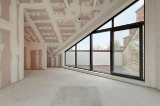 Droomt u van wonen op een plek met ziel en geschiedenis? Ontdek nieuwbouwproject De Katte in het charmante Sint-Martens-Bodegem (Dilbeek). Deze iconische, voormalige brouwerij in de schaduw van de kerktoren is met respect voor het verleden getransformeerd tot een prachtig hedendaags woonerf. Hier vloeien authentieke karakterelementen naadloos samen met moderne luxe en wooncomfort.<br />Met reeds 10 verkochte units gaat het hard, maar u kan nog eigenaar worden van een stukje geschiedenis. Er zijn momenteel nog slechts 6 exclusieve units beschikbaar. Of u nu zoekt naar een ruim appartement of een royale loft, met opties van 2 tot maar liefst 5 slaapkamers vindt u hier de perfecte match. Elke unit is voorzien van een hoogwaardige afwerking en beschikt over een prachtig terras of privatieve buitenruimte om in alle rust te genieten van de omgeving.<br />De Katte is volledig klaar voor de toekomst en uitgerust met state-of-the-art geothermische verwarming en passieve koeling. Een duurzame investering die uw wooncomfort garandeert, zomer en winter. Bovendien is het project volledig opgeleverd: de appartementen zijn meteen beschikbaar.<br />Dit renovatieproject komt in aanmerking voor het verlaagde 6% BTW-tarief (in plaats van 21% op nieuwbouw). Dit levert u een aanzienlijk financieel voordeel op van tienduizenden euro's!