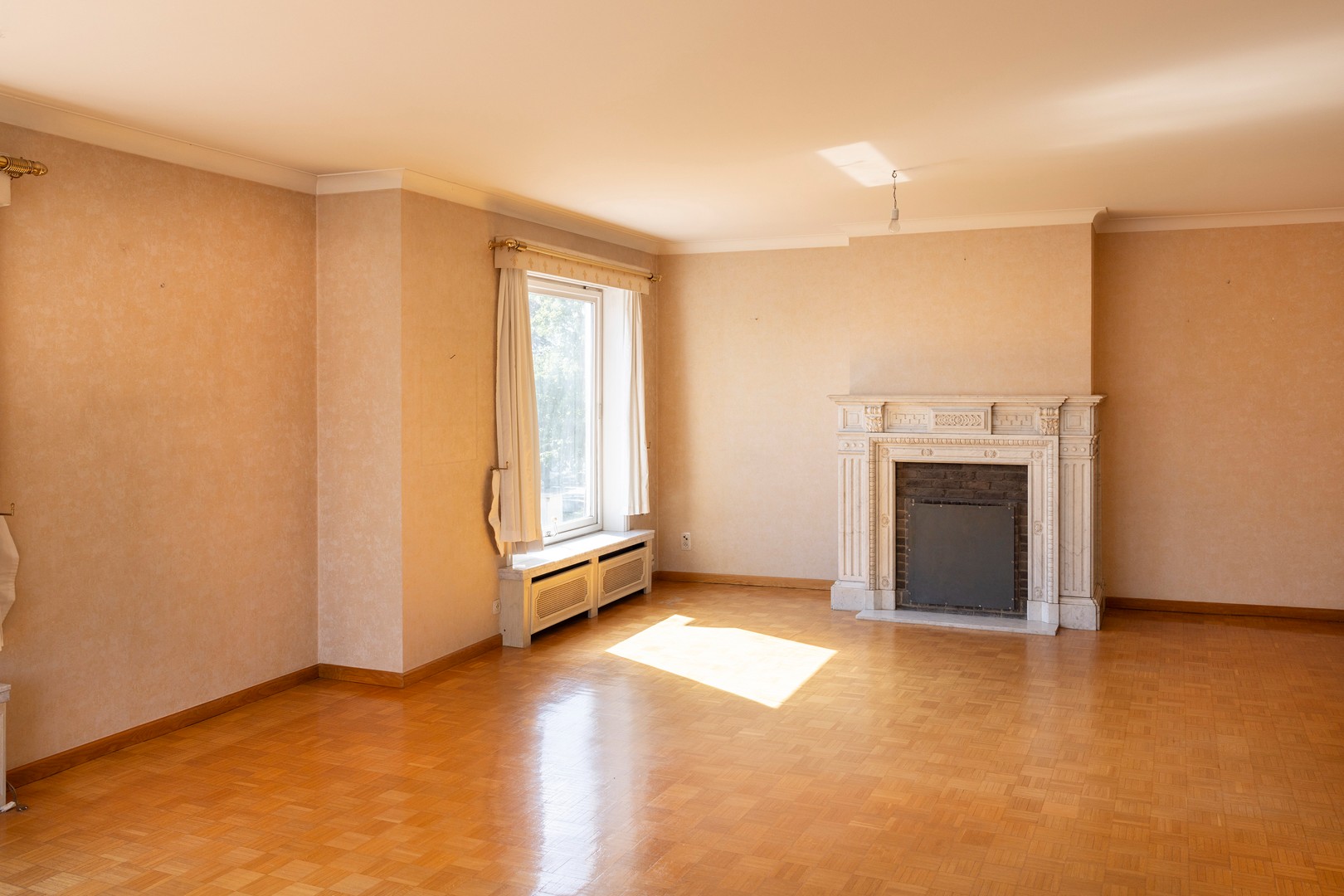 Ruim, te renoveren, appartement met 4 slpks en grote garage. - foto 4
