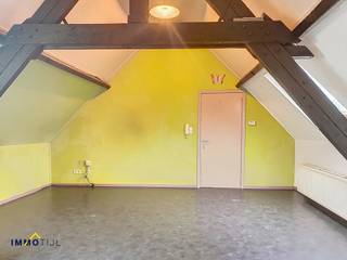 <p><strong>Gezellig appartement met 2 slaapkamers in hartje Lebbeke.<br /><br />Inschrijven voor een afspraak is enkel mogelijk bij de advertentie van het pand op onze website www.immotijl.be. </strong><br /><br />Op de <strong>tweede verdieping </strong>van het gebouw kan u dit <strong>dakappartement</strong> terugvinden. <br />Het appartement bevat een inkomhal die toegang biedt tot de <strong>leefruimte met open keuken</strong>, <strong>twee volwaardige slaapkamers </strong>en de<strong> badkamer</strong> met douche, toilet, wastafel en aansluiting voor een wasmachine. <br /><br />Ideaal gelegen in het <strong>centrum van Lebbeke </strong>met winkels, openbaar vervoer en andere voorzieningen vlakbij. <br /><br />Huurprijs: 600 euro per maand.</p>