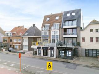 <p><span>Te koop: Lichtrijk 1-slaapkamerappartement met groot terras en open zicht Kapelstraat 139 (1ste verdiep), Bredene</span></p><p><span>Op een </span><span>uitstekende ligging in Bredene</span><span>, in de </span><span>Kapelstraat 139</span><span>, bevindt zich dit charmante </span><span>1-slaapkamerappartement</span><span> op de </span><span>eerste verdieping</span><span>. Dankzij de toplocatie is dit appartement </span><span>ideaal als tweede verblijf</span><span> én perfect als </span><span>verhuurinvestering</span><span> (vaste verhuur of vakantieverhuur).</span></p><h3><span>Troeven</span></h3><ul><li><span>Vlakbij zee en strand</span></li><li><span>In de onmiddellijke omgeving van winkels</span></li><li><span>Tramhalte op wandelafstand</span></li><li><span>Groot terras vooraan</span><span> met </span><span>open zicht</span></li><li><span>Lichtrijke leefruimte</span></li><li><span>1 slaapkamer</span></li><li><span>EPC: B</span><span> (energiezuinig)</span></li></ul><h3><span>Extra optie</span></h3><p><span>Mogelijkheid tot aankoop van een afgesloten parkeerplaats</span><span> (extra comfort en veiligheid)</span></p><p><span>Een ideale opportuniteit aan de kust: </span><span>instapklaar, goed gelegen en breed inzetbaar</span><span> voor eigen gebruik of als investering.</span></p>