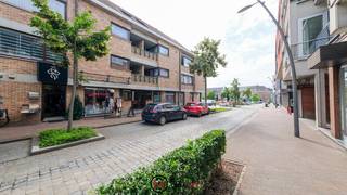 Instapklaar handelspand (66 m²) in het centrum van Diepenbeek met een goede zichtbaarheid en veel passage.<br />Dit instapklare handelspand van 66 m² is gelegen in residentie Vande Gaer, pal op het Marktplein van Diepenbeek. Dankzij de grote etalage en de centrale ligging geniet u hier van een uitstekende commerciële uitstraling.<br />De huidige inrichting maakt het pand meteen geschikt als kledingzaak, maar ook andere handels- of kantooractiviteiten zijn perfect mogelijk.<br />Indeling:<br />Open handelsruimte (55,2 m²) met grote etalage en veel natuurlijke lichtinval. De aanwezige inrichting omvat kasten met hangers en leggers, een composieten werkblad met toog, kassameubel, twee paskamers en spiegels.<br />Kitchenette (9,2 m²) voorzien van een witte kastenwand met spoelbak, keramische kookplaat en dampkap. Daarnaast is er een praktische bureelhoek met UTP-aansluiting.<br />Apart toilet (1,7 m²) met handwasbakje.<br /><br />Troeven<br />✔ Topligging op het Marktplein van Diepenbeek<br />✔ Veel passage en uitstekende zichtbaarheid<br />✔ Grote etalage<br />✔ Instapklaar en onmiddellijk bruikbaar<br />✔ Geschikt voor diverse commerciële activiteiten<br />✔ Ruime parkeermogelijkheden op het Marktplein en in de omliggende straten<br /><br />Beschikbaarheid te bespreken in overleg met de huidige huurder.<br /><br />Interesse? Contacteer ons! Optie M vastgoed I carine@optie-m.be I 011 23 11 01 I 0478 41 58 70<br /> 