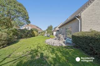 Deze alleenstaande woning is rustig gelegen in een doodlopende straat in Westende en staat op een mooi perceel van 565 m². De woning beschikt over een aangename leefruimte met gashaard en aansluitend een open keuken, waardoor er een gezellige en praktische leefomgeving ontstaat. Verder bevinden zich op het gelijkvloers een badkamer, een afzonderlijk toilet en een ruime wasbergruimte. Op de verdieping zijn maar liefst vier slaapkamers en een tweede toilet aanwezig, waardoor de woning heel wat ruimte biedt voor een gezin of wie graag over een extra kamer beschikt. Buiten geniet u van de rustige ligging en is er voldoende ruimte voor het parkeren van meerdere wagens. Een aangename alleenstaande woning op een rustige ligging in Westende, ideaal voor wie comfortabel en rustig wil wonen vlak bij de kust.<br />EPC: 200 kWh/m² - UC:3775428 ~ Vg, Wg, Gvkr, Vv, Gmo ~ Ref. MI24592