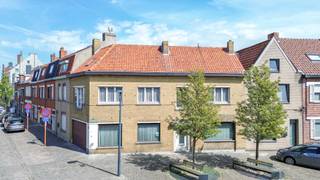 Bent u op zoek naar een ruime woning met tal van mogelijkheden in Zeebrugge? Dan is deze karaktervolle rijwoning, gebouwd in 1947 en gerenoveerd...