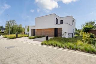 Kleinschalig topproject te Millegem.<br /><br />In het centrum van Mol-Millegem, in een kindvriendelijke en rustige omgeving, staat dit nieuwbouwproject bestaande uit vier halfopen bebouwingen en één open bebouwing, die allemaal tot in de puntjes zijn afgewerkt. <br />Het project biedt comfort en ruimte die u van een moderne woning mag verwachten.<br /><br />Elke woning is ontworpen met aandacht voor licht, functionaliteit en duurzaamheid. Ze beschikken allemaal over volledig geïnstalleerde keuken, parket, 3 slaapkamers, ruime moderne badkamer, 2 toiletten, grote wasberging (inclusief ingemaakte kasten, wasmachine en droogkast), inpandige garage met automatische poort, afgesloten tuin (wordt bij verkoop nog uitgevoerd),… De aangelegde voortuin met avondverlichting, de oprit met geplaatste brievenbus, de ingelegde mat aan de voordeur, de vliegenramen, de ingemaakte kasten, de stalen deur met glas, alle toestellen in de keuken en de berging, de schilderwerken van boven tot onder, tot en met de kapstok in de inkomhal… Er is werkelijk aan alles gedacht om verhuizen zo makkelijk mogelijk te maken.<br /><br />Naast esthetiek staat ook energiezuinig wonen centraal. De woningen zijn quasi energieneutraal en uitgerust met vloerverwarming met warmtepomp, ventilatiesysteem D en zonnepanelen, waardoor u niet alleen geniet van een aangenaam binnenklimaat, maar ook van een lage energiefactuur. <br /><br />De combinatie van hedendaagse architectuur, hoogwaardige materialen en duurzame technieken maakt dit project tot een ideale keuze voor gezinnen die waarde hechten aan comfort, kwaliteit en toekomstgericht wonen.