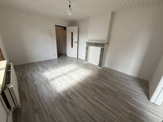 De studio beschikt over een aangename woon-/slaapkamer, een aparte keuken, een afzonderlijke badkamer, een apart toilet en een balkon.<br /><br />Indeling;<br /><br /> - Woon- en slaapruimte<br /><br /> - Aparte keuken<br /><br /> - Badkamer met douche<br /><br /> - Afzonderlijk toilet<br /><br /> - Balkon<br /><br />Een ideale woonst voor een alleenstaande of voor iemand die op zoek is naar een compacte, zelfstandige woning in Oostende.