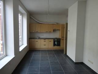 STUDIO te huur in het centrum van Diest, Leuvensestraat 6.<br /><br />De studio heeft een bewoonbare oppervlakte van +/- 36m² (bron : epc) en is gelegen op de eerste verdieping van het gebouw. Er is een lift aanwezig.<br /><br />Indeling :<br />leefruimte met open keuken<br />berging met aansluiting voor wasmachine<br />badkamer met lavabo, douche en toilet<br /><br />Gelijkvloers is er een gezamenlijke berging.<br /><br />CV op gas<br />Epc : 104<br /><br />Huurprijs : 595 € + 25 € vaste gemeenschappelijke kosten per maand<br /><br />Wenst u graag een bezoek in te plannen, mail uw gegevens naar dimitri@alvast.be of bel 013/311.233<br /><br /><br />Alle gegevens zijn louter informatief, onder elk voorbehoud, en voor zover het pand intussen niet verhuurd of verkocht is.<br />Dit pand wordt door ons geplaatst op volgende websites :<br />-www.alvast.be<br />-www.immoscoop.be<br />-www.zimmo.be<br />-www.spotto.be<br />Indien U het pand op andere websites zou aantreffen is dit niet door ons geplaatst en is de info mogelijk niet up-to-date.