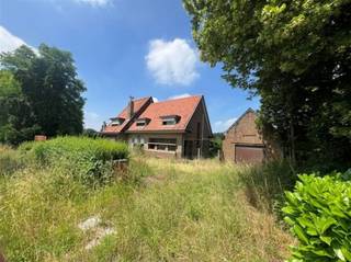 <p><span>Te renoveren woning in Ronse.</span></p><p><span> </span></p><p><span>Indeling :</span></p><p><span>living, keukenruimte, 3 slaapkamers, badkamerruimte en zolder. </span></p><p><span>De woning is volledig onderkelderd. <br />Er is tevens een garage en weide in woongebied landelijk karakter.</span></p><p><span> </span></p><p><span>De woning vergt een volledige renovatie. </span></p><p><span><br />Mits toestemming, goedkeuring stedenbouw en vergunningen is een bouwproject, verkaveling een opportuniteit. </span></p><p><span> </span></p><p><span>Maak je afspraak via jurgen@immodhondt.be</span></p>