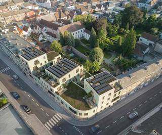 Ligging<br /><br />Trevo4 bevindt zich op een unieke locatie aan het Liedtspark en het cultureel centrum De Woeker, in het levendige stadscentrum van Oudenaarde.<br /><br />Winkels op wandelafstand, culturele evenementen aan de overkant van de straat en een uitstekende bereikbaarheid via het openbaar vervoer (bus en trein), fietsroutes en invalswegen.<br /><br />Duurzaam - Energiezuinig - Kwaliteitsvol<br /><br />Bij Trevo4 staat duurzaamheid en kwaliteit centraal. De appartementen zijn ontworpen met de modernste technologieën en materialen, wat zorgt voor een comfortabele leefomgeving en financiële voordelen voor de bewoners. Het project heeft een kwalitatieve E-waarde, wat zorgt voor een zeer energiezuinige woonervaring. Elke ruimte wordt opgeleverd met materialen en afwerkingen van de hoogste kwaliteit, waardoor een luxueuze en duurzame woonervaring wordt gegarandeerd.<br /><br />Trevo4 bestaat uit 20 appartementen, een mix van 1, 2 en 3 slaapkamer appartementen met terassen. Het project beschikt verder over 22 ondergrondse private parkeerplaatsen, 22 privatieve kelderbergingen en fietsbergingen.<br /><br />Er zijn twee commerciële ruimtes. Deze worden casco verkocht.<br /><br />Reeds 25% verkocht! <br /><br />Contacteer Anthony voor meer informatie op 0488 14 62 77.