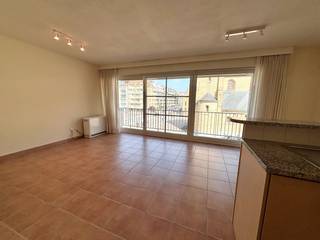 Te huur op jaarbasis:  Met prachtig zicht op zee, Leopoldplein, kerkpleintje en winkelpromenade: Ongemeubeld appartement op de 2de verdieping van...