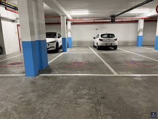 DUBBELE AUTOSTAANPLAATS - WARANDE IN BEVEREN Op zoek naar extra parkeerruimte in het centrum van Beveren?In De Warande bieden wij een ondergrondse...