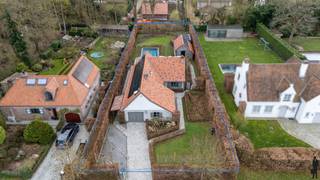 <strong>Instapklare gezinswoning met bijgebouw, zwembad en zuidgerichte tuin in rustige doodlopende straat</strong><br /><br /><strong>Gelegen in een rustige, residentiële en kindvriendelijke omgeving, bevindt deze verzorgde woning zich in een doodlopende straat met een bijzonder aangename ligging. De woning combineert ruimte, comfort en functionaliteit met een prachtig aangelegde tuin, verwarmd zwembad en een veelzijdig bijgebouw dat tal van mogelijkheden biedt.</strong><br /><br /><strong>De gelijkvloerse verdieping:</strong><br />- een <strong>inkomhal</strong> op parketvloer met gastentoilet en handenwasser<br />- een lichtrijke <strong>woonkamer </strong>op parket met <strong>houtkachel</strong>, <strong>bureauruimte</strong> en dubbel openslaande deuren naar het terras<br />- een gezellige <strong>keuken </strong>in aanbouw/erker op kerkdallen, uitgerust met kwalitatieve <strong>inbouwtoestellen </strong>(Bosch microgolfoven en heteluchtstoomoven, Whirlpool vaatwasser, Bosch inductiekookplaat, AEG dampkap, Bosch koelkast), dubbele spoelbak met <strong>vergruizer</strong> en <strong>zonnewering</strong>, met toegang tot het (overdekt) terras<br />- een <strong>eerste slaapkamer</strong> op parket met ingemaakte kasten -en bureau <br />- een <strong>tweede slaapkamer</strong> op parket met ingemaakte kasten -en bureau <br />- een <strong>badkamer</strong> met ligbad, dubbele lavabo en handdoekradiator<br />- een <strong>douchekamer </strong>met toilet, douche, lavabo en ingemaakte kasten<br />- een <strong>praktische berging/wasplaats </strong>met ingemaakte kasten en toegangsluik naar de <strong>kruipkelder</strong><br /><br /><strong>De eerste verdieping:</strong><br />- een <strong>nachthal </strong>met ingemaakte kasten<br />- een <strong>derde </strong>en <strong>vierde slaapkamer</strong> op parket, waarvan één met aansluitende een <strong>dressing </strong>met <strong>ingemaakte kasten</strong><br /><br /><strong>De tuin:</strong><br />- een<strong> volledig omheind perceel </strong><br />- een <strong>zonnige</strong>, <strong>zuidgerichte </strong>en <strong>verzorgde</strong> <strong>tuin</strong> in het <strong>groen </strong>rondom de woning<br />- een <strong>ruim terras</strong> met <strong>stijlvolle overkapping</strong> (stretchtent) en <strong>buitenverlichting: </strong>ideaal om lang te genieten van het buitenleven<br />- een <strong>verwarmd zwembad</strong> met <strong>zoutelektrolyse</strong><br />- een <strong>poolhouse </strong>met toilet en handenwasser, momenteel ingericht als <strong>wellnessruimte</strong> met jacuzzi en sauna, met voorziene <strong>doucheaansluiting</strong>: perfect ook geschikt als <strong>praktijkruimte </strong>of <strong>hobbyruimte</strong><br />- een <strong>tuinhuis</strong> voor extra opbergruimte<br />- een <strong>ruime</strong> <strong>oprit </strong>met plaats voor meerdere wagens en twee bijkomende <strong>parkeerplaatsen</strong><br /><br /><strong>Algemeen</strong>:<br />- <strong>energetische vernieuwingen </strong>in <strong>2015 (dak - zonnepanelen - warmtepomp - zwembad,...)</strong><br />- <strong>gunstige</strong> <strong>ligging </strong>in een <strong>rustige</strong>, <strong>doodlopende </strong>straat in een <strong>residentiële </strong>omgeving<br />- <strong>goed onderhouden </strong>en functioneel ingedeelde woning<br />- verwarming op <strong>gas </strong>dmv radiatoren<br /><strong>- 21 zonnepanelen aanwezig</strong><br />- <strong>Veluxramen </strong>met <strong>vliegenramen</strong>, <strong>verduistering</strong> en <strong>automatische rolluiken</strong><br />- <strong>Daikin warmtepompen </strong>aanwezig in slpk + poolhouse<br /><strong>- stedenbouw in aanvraag</strong><br /><br /><strong>Een bijzonder aangename woning waar comfort en rust hand in hand gaan, met als extra troef het veelzijdige bijgebouw en de zonnige tuin met zwembad. Ideaal voor wie op zoek is naar ruimte, privacy en een fijne woonbeleving in een groene omgeving.</strong>