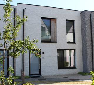 ONDER OPTIE
**INSTAPKLARE BEN-WONING (2023) MET EPC A+ EN ZUIDGERICHTE TUIN – NIJLEN** Verkoop onder registratierechten.
Op zoek naar een moderne, energiezuinige woning waar comfort en duurzaamheid centraal staan? Deze instapklare BEN-woning uit 2023 combineert hoogwaardige materialen met een uitstekende energieprestatie en een rustige ligging.
De woning beschikt over een EPC A+ en een uitzonderlijk E-peil van -18. Dankzij 13 zonnepanelen, een lucht-waterwarmtepomp, ventilatiesysteem D en vloerverwarming in de volledige woning geniet u het hele jaar door van een aangenaam binnenklimaat en bijzonder lage energiekosten. De installatie is voorbereid op eenvoudige plaatsing van vloerkoeling.
De lichtrijke leefruimte vormt één geheel met de volledig uitgeruste open keuken met kookeiland en AEG-toestellen. Aansluitend is er een praktische berging met aansluitingen voor wasmachine en droogkast.
Op de verdieping bevinden zich 3 volwaardige slaapkamers, waarvan één momenteel ingericht is als dressing. Alle kamers zijn voorzien van ethernetbekabeling. De moderne badkamer beschikt over een ruime inloopdouche en is voorbereid voor de plaatsing van een ligbad.
Buiten geniet u van een zonnige, zuidgerichte tuin met ruime tuinberging. De woning beschikt over een carport met voorbereiding voor een laadpaal én een extra private staanplaats.
Extra troeven zijn de regenwaterput van 5.000 liter, Woodstone-tegels doorheen de volledige woning en vliegenramen.
Gelegen in een rustig, autovrij woonerf, op wandelafstand van het centrum van Nijlen, winkels, scholen en openbaar vervoer. Bovendien vlotte verbinding naar de E313 en richting Lier en Herentals.
**TROEVEN:** bouwjaar 2023 • 132 m² • verkoop onder registratierechten • EPC A+ • E-peil -18 • 13 zonnepanelen • lucht-waterwarmtepomp • vloerverwarming • 3 slaapkamers • zuidgerichte tuin • carport • extra staanplaats