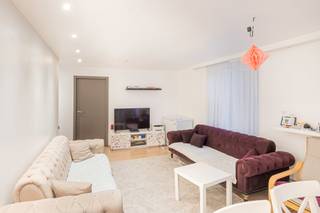 Dit appartement omvat een ruime living, een praktische keuken, een eerste slaapkamer met ingemaakte kasten en een nachthal met apart toilet. Op...