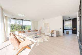 Magnifieke alleenstaande nieuwbouwvilla, hoogwaardige afgewerkt, in een rustige residentiële villawijk met perfecte zonoriëntatie. Prachtig zuidergericht perceel voorzien van een zwembad. Indeling: royale inkomhal met ingemaakte vestiairekasten en gastentoilet. Lift van de -1 tot +1. Door de grote raampartijen genieten de leefruimtes van een natuurlijke lichtinval en bieden ze een prachtig zicht op de tuin met zwembad. De gezellige leefruimte is voorzien van een sfeervolle gashaard, aansluitend een aparte bureauruimte met ingemaakte kasten. De ruime leefkeuken met eetplaats, eveneens uitgerust met gashaard is voorzien kwalitatieve toestellen van Miele (wijnkoeler, oven, combi oven micro-oven, vaatwasser, Amerikaanse frigo/diepvries Liebherr). Via de grote schuiframen heeft men toegang tot een overdekt terras met BBQ. Aansluitend een praktische bijkeuken met wasruimte. Eerste verdieping: nachthal met berging, 3 volwaardige slaapkamers, die elk voorzien zijn van een dressing en ensuite badkamer (lavabo, douche, toilet en bad) die zeer luxueus afgewerkt zijn. Tweede verdiep: vierde en vijfde slaapkamer met ingemaakte kasten en een douchekamer. Extra bergruimte. Garage voor twee wagens en een golfcar. Buitenparking. Kelder met verschillende ruimtes oa. technische ruimte, wijnkelder mogelijk, berging, ... Architect Luc De Beir, binnenhuisarchitect Brian Chielens, tuin door Dominik Eeman. Automatische besproeiing, tuinverlichting, camera, Vola kraanwerk, zwembad (warmtepomp), lift, geothermie. Verkoop onder registratierechten. Contacteer Knokke Real Estate om een bezoek in te plannen.
