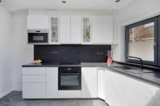 Op zoek naar een ruime gezinswoning of een interessante investering? Deze volledig gerenoveerde woning (2024) combineert ruimte, comfort en een uitstekende ligging in Tienen.<br /><br />De woning beschikt over een bewoonbare oppervlakte van 161 m² en omvat 4 volwaardige slaapkamers, een volledig afgewerkte zolder die perfect kan dienen als bureau, hobbykamer of extra leefruimte, 2 badkamers (met bad en douche) en 3 toiletten. Daarnaast is de woning deels onderkelderd en beschikt ze over een praktische achteruitgang naar de Pastorijstraat.<br /><br />Dankzij de renovatie in 2024 is de woning volledig instapklaar. Het EPC bedraagt 329 (label D), waardoor er geen renovatieplicht geldt. De elektriciteit is praktisch conform; de eigenaar zorgt nog voor de ontbrekende schema’s.<br /><br />Een extra troef: de woning is momenteel verhuurd aan € 1.311 per maand, waardoor ze ook een interessante opportuniteit vormt voor investeerders.<br /><br />Gelegen nabij winkels, scholen, openbaar vervoer en belangrijke verbindingswegen.<br /><br />Interesse? Plan vandaag nog uw bezoek en ontdek deze veelzijdige eigendom. Contacteer Marie via 0492 64 65 72 of info@ledonimmo.be.