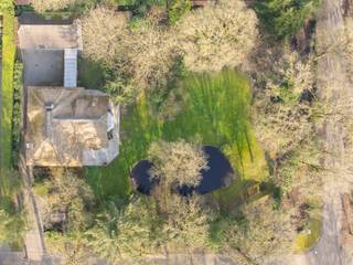 <p>Deze ruime en degelijk gebouwde villa combineert comfort, karakter en een uitzonderlijk gevoel van ruimte. De woning is <strong>residentieel gelegen</strong> in een rustige omgeving en geniet bovendien van een <strong>gunstige ligging ten opzichte van de E34 (Antwerpen – Eindhoven)</strong>, waardoor belangrijke verbindingswegen vlot bereikbaar zijn. De woning werd steeds zorgvuldig onderhouden en biedt een <strong>zeer solide basis</strong>, gebouwd met <strong>kwalitatieve en duurzame materialen</strong>. Op het gelijkvloers zorgen <strong>prachtige vloeren en parketvloeren</strong> voor een warme en stijlvolle uitstraling.</p>
<p>Bij het betreden van de woning wordt u verwelkomd in een royale <strong>inkomhal met vestiairekast en gastentoilet</strong>. Aansluitend bevindt zich een <strong>bureel</strong>, ideaal voor thuiswerk of een rustige werkplek. Vanuit de inkomhal bereikt u de lichtrijke leefruimtes die mooi in elkaar overlopen.</p>
<p>De ruime <strong>living</strong> biedt een aangename zithoek rond de open haard en geniet van grote raampartijen die zorgen voor een overvloed aan natuurlijk licht en een mooi zicht op de tuin. Aansluitend bevindt zich de <strong>eetkamer</strong>, die perfect geschikt is voor gezellige diners en het ontvangen van gasten.</p>
<p>Een absolute troef van deze woning is de <strong>prachtige tuinkamer</strong>, een bijzonder lichtrijke ruimte die kan ingericht worden als extra zitkamer, eetkamer of ontspanningsruimte. Dankzij de grote raampartijen geniet u hier van <strong>mooie zichten op de tuin</strong> en heeft u <strong>rechtstreekse toegang tot het ruime zonneterras</strong>, waardoor binnen en buiten naadloos in elkaar overlopen.</p>
<p>De <strong>keuken</strong> vormt het hart van de woning en beschikt over voldoende werk- en bergruimte. Praktisch ingedeeld met een <strong>handige bijkeuken én een koele berging</strong>, biedt deze ruimte alle comfort voor het dagelijkse gebruik.</p>
<p>Op de verdieping bevinden zich <strong>vier volwaardige slaapkamers</strong> en <strong>drie badkamers</strong>, wat zorgt voor een comfortabele indeling voor het hele gezin. <strong>Twee van de slaapkamers beschikken bovendien over een eigen terras</strong>, waardoor u ook hier kan genieten van een aangename buitenruimte. De <strong>masterbedroom</strong> vormt een echte privésuite en beschikt over een <strong>inloopdressing</strong> en een <strong>riante badkamer met sauna</strong>, wat zorgt voor extra comfort en ontspanning.</p>
<p>Rondom de woning bevinden zich <strong>riante terrassen</strong>, waardoor u op elk moment van de dag kan genieten van rust en privacy.</p>
<p>Een bijzondere troef van deze eigendom is de <strong>zeer ruime garage</strong> met plaats voor <strong>drie wagens</strong> en bijkomende opslagruimte. Boven de garage bevindt zich bovendien een <strong>riante polyvalente ruimte</strong> die perfect kan worden ingericht als <strong>guesthouse, hobbyruimte, kantoor of stijlvolle bar</strong>.</p>
<p>Voor het gemak van onze kandidaat-kopers hebben wij in deze presentatie enkele ruimtes visueel geoptimaliseerd. Zo werden de muren neutraal geschilderd en werden op bepaalde plaatsen meubels vervangen door een moderne inrichting. Dit geeft een duidelijk beeld van de hedendaagse mogelijkheden en het potentieel van de woning.</p>
<p>Kortom, een uitzonderlijke eigendom die ruimte, comfort en mogelijkheden combineert op een uitstekende locatie.</p>
<p>Contacteer ons gerust voor bijkomende informatie of een bezoek ter plaatse.</p>