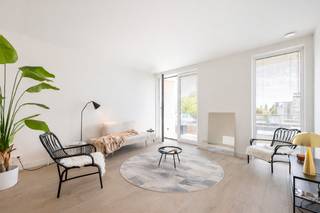 Ontdek dit luxueus afgewerkte nieuwbouwappartement waar hedendaags comfort en stijlvolle architectuur naadloos samenkomen.INDELING:Bij het betreden...