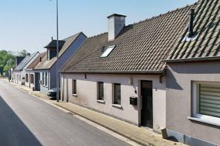Tussen de charmante dorpskern en de uitgestrekte velden van Wontergem, vind je deze gezellige woning. Rustig, lichtrijk en met aangename...