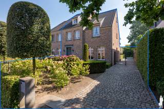Landelijke,<strong> instapklare woning</strong> met <strong>4 slpk., 2 bdk.</strong> en een prachtige tuin te <strong>Minderhout</strong><br /><br /><span>INDELING</span><br /><strong>Gelijkvloerse verdieping:</strong><br />- Inkomhal met gastentoilet<br />- Ruime, lichtrijke woning met openslaande deuren naar het terras<br />- Uitgeruste keuken met kookeiland<br />- Ruime wasplaats / berging<br /><br /><strong>Eerste verdieping:</strong><br />- 3 <strong>slaapkamers</strong> van ca. 10, 12 en 13m²<br />- Badkamer met bad, dubbele wastafel en toilet<br />- Douchekamer<br /><br /><strong>Tweede verdieping:</strong><br />-<strong> Slaapkamer 4</strong> van ca. 16m²<br />- Bergruimte en een technische ruimte/ zolder<br /><br />Buiten vinden we een <strong>prachtige, private tuin</strong> met mooi terras en een <strong>ruime garage</strong> met sectionale poort. <br /><br /><span>BIJZONDERHEDEN:</span><br />- <strong>EPC A</strong><br />- Elektriciteit conform<br />- Zeer goed onderhouden woning