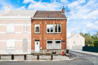 Located in Ottignies, in a convenient setting close to the Douaire amenities and major motorways, this three-sided house built in 1936 represents...