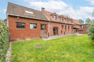 Century21 ImmoNero stelt voor: Deze charmante 3 gevel-woning, rustig gelegen en op wandelafstand van het centrum, openbaar vervoer...