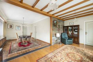 <p><span>Deze ruime, karaktervolle gezinswoning ligt in het rustige Morkhoven en verwelkomt u met een warme en uitnodigende sfeer. </span></p><p><span> </span></p><p><span>De entreehal leidt naar een ruime, open leefruimte met karaktervolle elementen. Een grote ruimte die een warme, huiselijke sfeer uitstraalt.</span></p><p><span>De aparte leefkeuken is voorzien van voldoende opbergruimte en een praktische indeling met eetgelegenheid. </span></p><p><span>De berging/wasplaats ligt heel praktisch, vlak naast de keuken! Verder is er nog een aparte berging, die ook dienst kan doen als bureau, en een apart toilet.</span></p><p><span> </span></p><p><span>Drie comfortabele en zeer ruime slaapkamers vormen de basis van de verdieping. Elke kamer biedt veel lichtinval en verschillende indelingsmogelijkheden. De badkamer met ligbad, wastafel en toilet zorgt voor praktisch comfort voor het hele gezin.</span></p><p><span> </span></p><p><span>Buiten biedt de ruime tuin volop privacy. Een leuk barbecuehoekje zorgt voor gezellige momenten.</span></p><p><span>De oprit met garage biedt parkeergelegenheid op eigen terrein en extra opslagruimte.</span></p><p><span> </span></p><p><span>Deze woning is gelegen in een omgeving met gemakkelijke verbindingen naar lokale voorzieningen en biedt veel potentieel om naar eigen smaak te moderniseren of te personaliseren.</span></p><p><span> </span></p><p><span>Hier wordt ruimte, comfort en een grote tuin gecombineerd met veelzijdige mogelijkheden. Bel snel voor een bezichtiging en ontdek wat deze woning in Morkhoven voor u kan betekenen! Contacteer ons op 0479/01.01.01.</span></p>