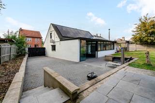 <p>Découvrez cette villa de 1984 magnifiquement rénovée avec soin et située dans un quartier calme, facilement accessible. Grâce aux rénovations récentes – notamment l'installation de <strong>36 panneaux solaires</strong> en 2025 – la maison offre un <strong>excellent score énergétique</strong> et est <strong>exempte d’amiante</strong>.</p>
<p>Le rez-de-chaussée comprend un hall d’entrée spacieux, une première chambre avec dressing et une salle de bains moderne. Le séjour lumineux avec salle à manger est baigné de lumière naturelle grâce à la véranda élégante et s’ouvre sur une <strong>cuisine haut de gamme</strong> – idéale pour les amateurs de confort et de raffinement.</p>
<p>À l’étage, deux grandes chambres supplémentaires offrent de nombreuses possibilités.</p>
<p>À l’extérieur, profitez d’un agréable jardin avec terrasse, ainsi que de <strong>nombreuses places de parking</strong>, dont un garage.</p>