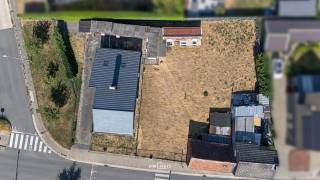 In een rustige woonstraat in Sinaai (Sint-Niklaas) vind je dit mooie perceel bouwgrond van 590 m². Een residentiële omgeving met alle rust die je zoekt, en toch een vlotte verbinding naar het centrum, winkels, scholen en openbaar vervoer. Met een mooie perceelbreedte en een gunstige oriëntatie is dit de ideale plek om je droomwoning te bouwen, volledig naar eigen smaak en wensen.<br />Troeven<br />• Perceel van 590 m²<br />• Goede ligging nabij het centrum van Sint-Niklaas<br />• Rustige straat met residentieel karakter<br />• Vlot bereikbaar via de invalswegen en het openbaar vervoer<br />• Geen bouwverplichting — bouw volledig op je eigen tempo<br />Of je nu de perfecte locatie zoekt voor je gezinswoning of een investeringsproject in het oog hebt: dit perceel biedt talloze mogelijkheden.<br />Bel of mail ons voor een afspraak op het nummer: 052/46.38.03 of info@uw-huis.be en wie weet tot binnenkort!<br /><br />