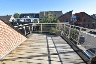 Ruim 2-slaapkamer duplexappartement met terras in kleinschalig gebouw. Het appartement heeft op de eerste verdieping een inkomhal, een toilet met handwasser, een ruime leef-en eetruimte met toegang tot een ruim terras, en een uitgeruste keuken. Op de duplexverdieping bevinden zich naast de nachthal, een badkamer met ligbad en douchescherm en 2 slaapkamers. Op de gelijkvloerse verdieping is er een gemene fietsenberging. Publieke parking vlakbij. ALU schrijnwerk voorzien van dubbele beglazing, Geen lift. CV op aardgas, videofoon. Onmiddellijk beschikbaar. EPC: 193 kWh/m²/j., energielabel: B en UC: 3966826-RES-1. Huur: 850 €/mnd. Voor een bezoek: 052/52.05.05 of axel@ax-quality.be