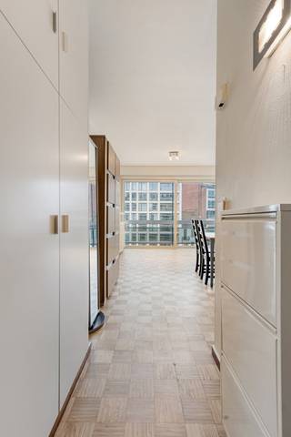 Gemeubelde studio op de 5e verdieping met prachtig zicht over Antwerpen. In de directe nabijheid van deze bruisende buurt bevinden zich De Meir en...