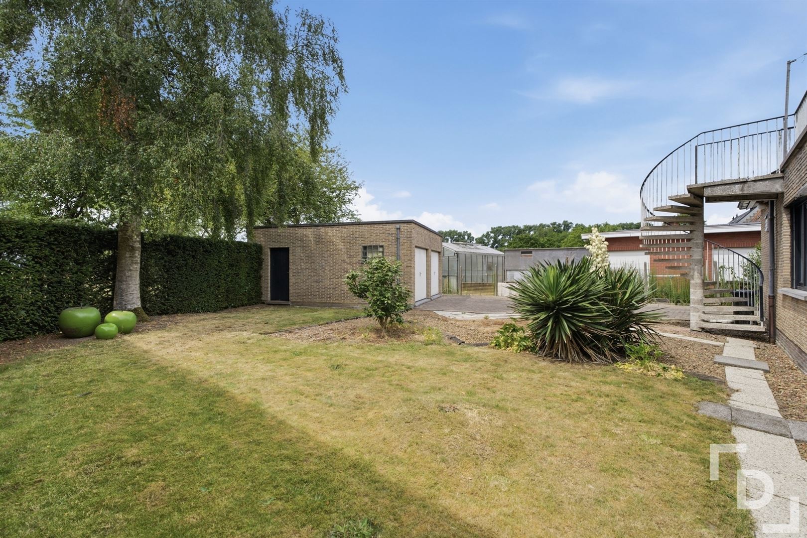 Gebouw met handelsruimte, appartement & 2 garages. - foto 5