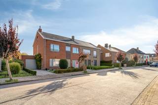 Op een zeldzame toplocatie aan de Acht Zaligheden in Sint-Andries staat dit instapklare huis te koop. Met een bewoonbare oppervlakte van 180 m² en een perceel van 440 m² biedt deze eigendom een uitzonderlijke combinatie van ruimte, comfort en lichtinval. Het pand is door de jaren heen uitstekend onderhouden en genoot in 2013 en de daaropvolgende jaren van grondige opfriswerken. Dankzij het gunstige energieprestatiecertificaat met label B en de succesvolle verhuurhistoriek tegen een mooi rendement betreft dit een uiterst waardevaste kans op de vastgoedmarkt. Wie droomt om een ruim gezinshuis te kopen in Sint-Andries, vindt hier het ideale pand.<br /><br />Indeling:<br />Gelijkvloers<br />- Uitnodigende inkomhal<br />- Lichtrijke en ruime leefruimte met direct zicht op het groen<br />- Ingerichte keuken met berging<br />- Praktische inpandige garage <br />- Zonovergoten en zuidgericht terras met zonneluifel<br />- 2e garage met automatische poort<br /><br />Eerste verdieping: <br />- Nachthal <br />- 4 volwaardige slaapkamers <br />- 1 slaapkamer met mogelijkheid tot dressing of bureauruimte<br />- Afgewerkte badkamer voorzien van alle hedendaagse comfort.<br /><br />Zolderverdieping:<br />- Ruime zolder met veel potentieel<br /><br />Buitenruimte: <br />- Prachtige, zonovergoten en zuidgericht aangelegde tuin met terras waar u in alle privacy geniet van de zon.<br /><br />Troeven en bereikbaarheid:<br />Naast de topconditie van het gebouw vormt de strategische ligging een absolute troef. Met een uitstekende Mobiscore van 9,2 bevindt dit huis zich op wandel- en fietsafstand van winkels, scholen, openbaar vervoer en belangrijke uitvalswegen in Sint-Andries. Of u nu op zoek bent naar een instapklare gezinswoning met extra inrichtingspotentieel op zolder of wenst te investeren in een rendabel pand dat direct oplevert, dit huis kopen is een verstandige beslissing. Mis deze unieke koop niet en ontdek zelf de vele kwaliteiten van dit pand in Sint-Andries.<br /><br />Bestuursmaatregelen in het maatregelenregister: nee<br /><br />Deze AI-visualisaties zijn bedoeld als inspiratie. Er werd geen rekening gehouden met technische specificaties, stedenbouwkundige voorschriften of de concrete mogelijkheden tot realisatie.