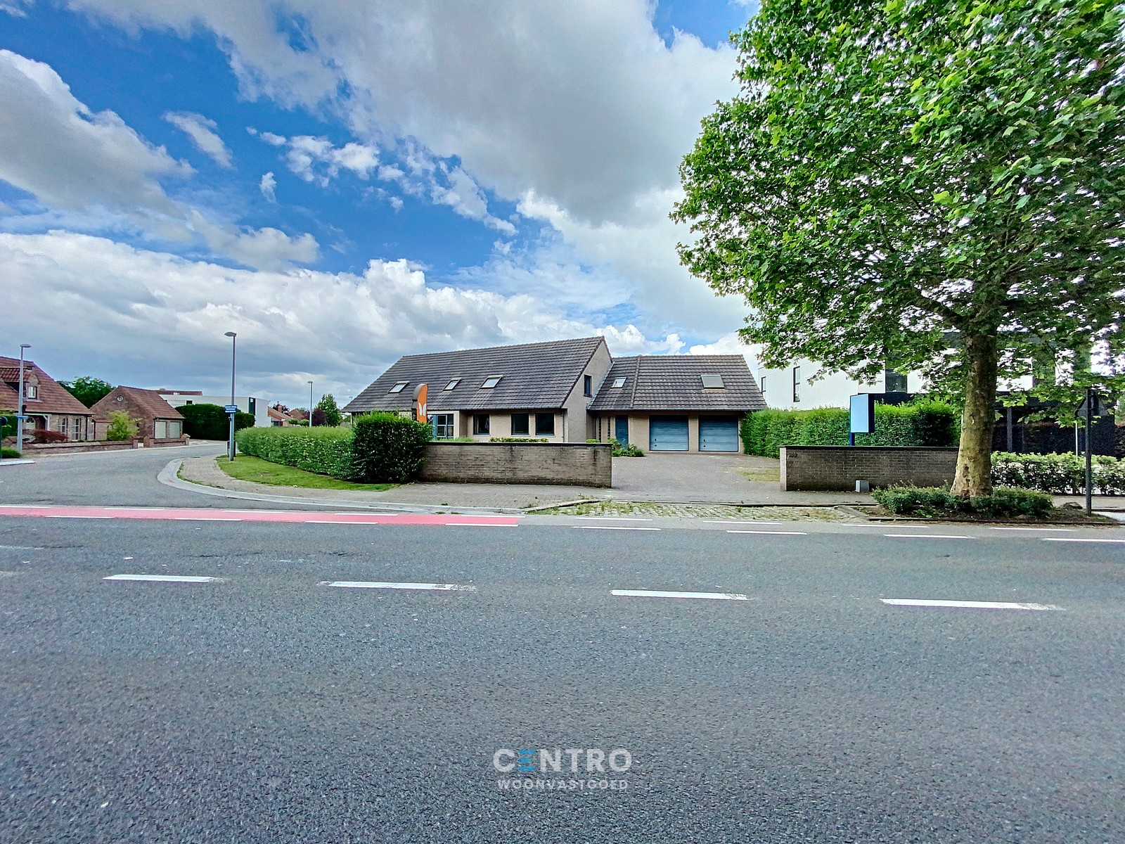 Vrijstaande VILLA (430m²) op een hoekperceel van ± 1.200 m² op invalsweg Roeselare (vlakbij de ring R32). Ook ideaal als KANGOEROEWONING. - foto 4