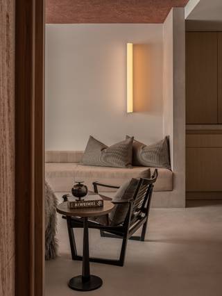 L’Appartement Cairo à Knokke, signé par l’architecte Glenn Sestig.<br /><br />Une conception unique portant la signature caractéristique de l’architecte, où architecture, esthétique et matérialité sont pensées comme un ensemble cohérent. De fortes lignes horizontales et des volumes d’assise intégrés confèrent à l’appartement son caractère serein, presque sculptural.<br /><br />Ce spacieux appartement d’environ 110 m², bénéficiant d’une vue latérale sur la mer, peut être aménagé avec trois chambres. Il est doté de menuiseries sur mesure réalisées par De Coene, tandis que la pierre naturelle de Van den Weghe apporte une subtile profondeur minérale à l’ensemble.<br /><br />Disposition de l’appartement : hall d’entrée avec vestiaire et toilettes invités. Cuisine ouverte réalisée sur mesure, attenante au premier espace de vie avec coin salon et vue latérale sur la mer. Chambre principale avec salle de bains en suite. Deuxième chambre. Toutes les chambres disposent de placards sur mesure. Deuxième espace de vie pouvant être aménagé en troisième chambre, cuisine et salle de douche. Toilettes invités.<br /><br />Possibilité d’acquérir un box de garage dans une résidence située à proximité. Local à vélos commun et double cave privative.<br /><br />Un appartement remarquable et exclusif, situé à quelques mètres seulement de la digue de Knokke et de la place du Triangle (Driehoeksplein), où architecture, matériaux et souci du détail se rencontrent de manière exceptionnelle.